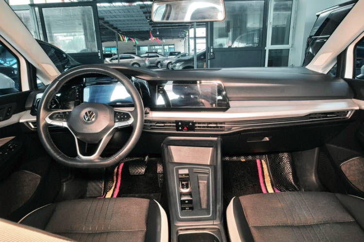 Volkswagen Golf 2023 car image #27