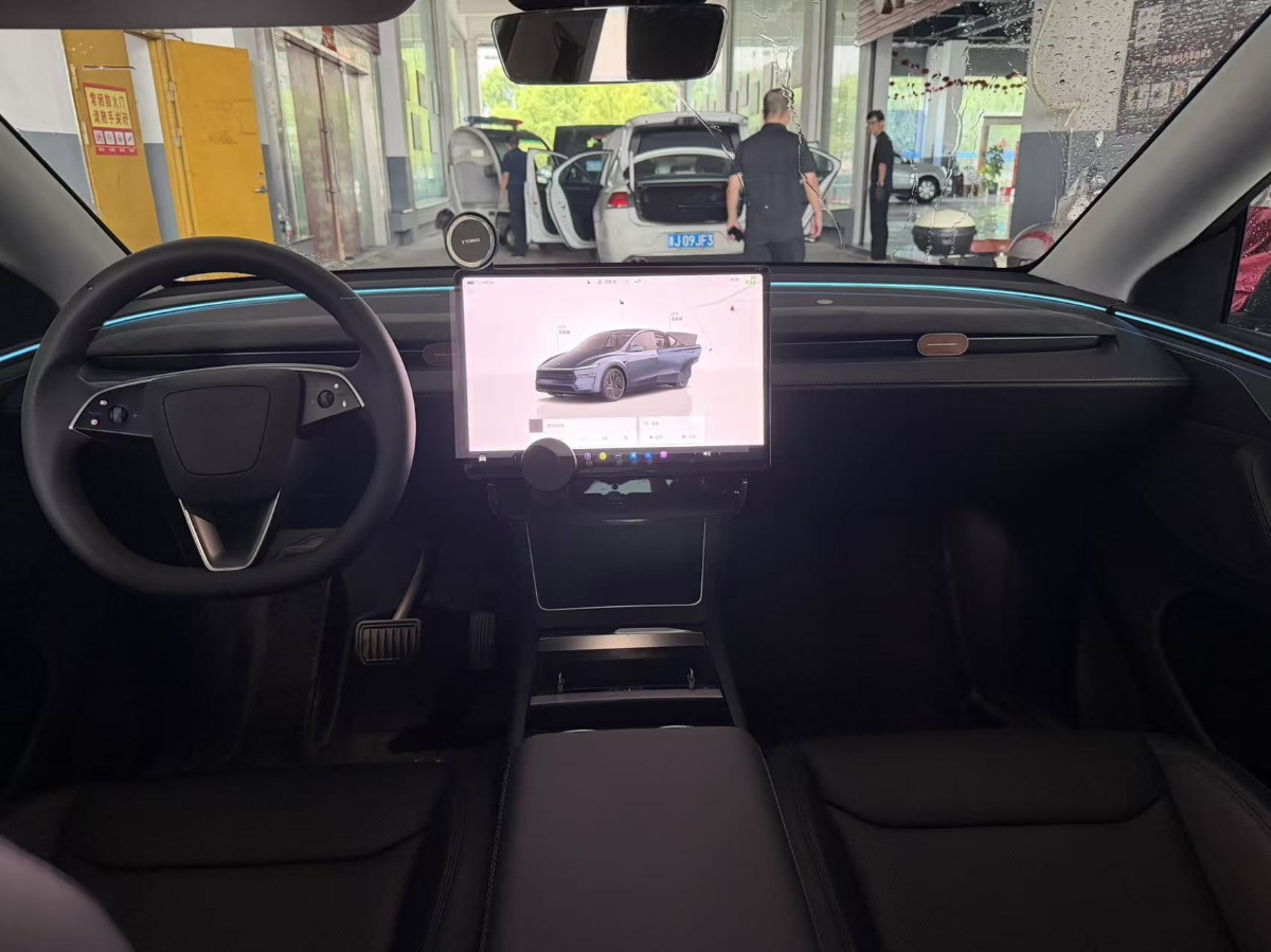 Tesla Model Y 2025 #6 Tesla Model Y 2025 car image #6