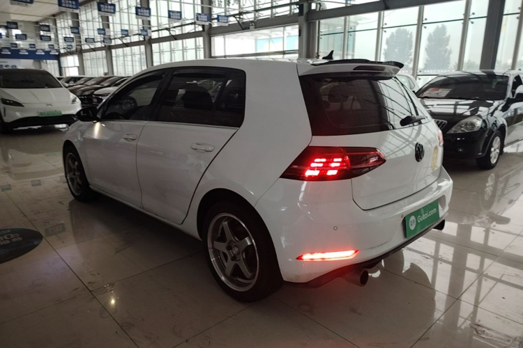 Volkswagen Golf 2018 car image #7