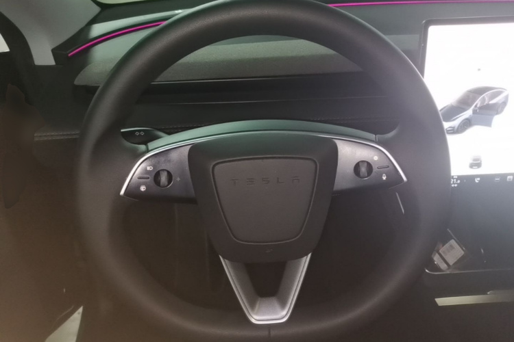 Tesla Model Y 2025 #11 Tesla Model Y 2025 car image #11