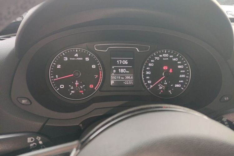 Audi Q3 2016 car image #12