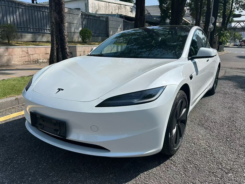 Tesla Model 3 2026 immagine di auto 