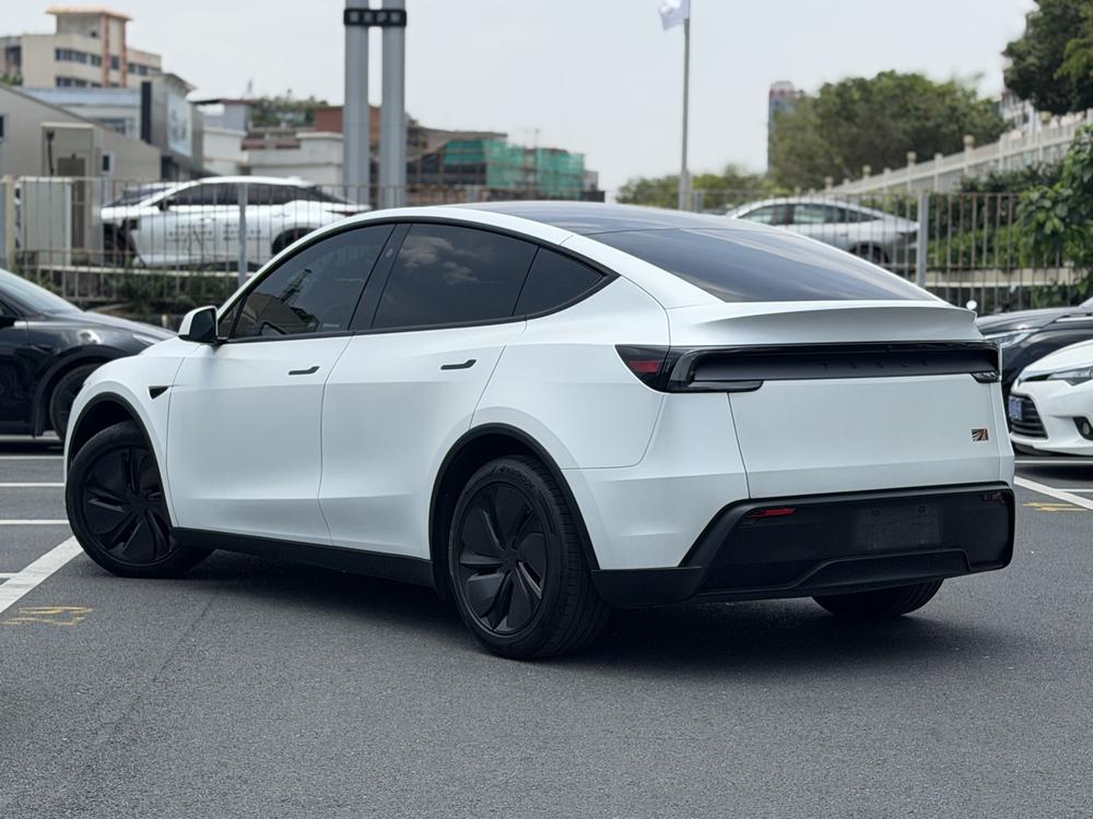 Tesla Model Y 2025 #4 Tesla Model Y 2025 car image #4