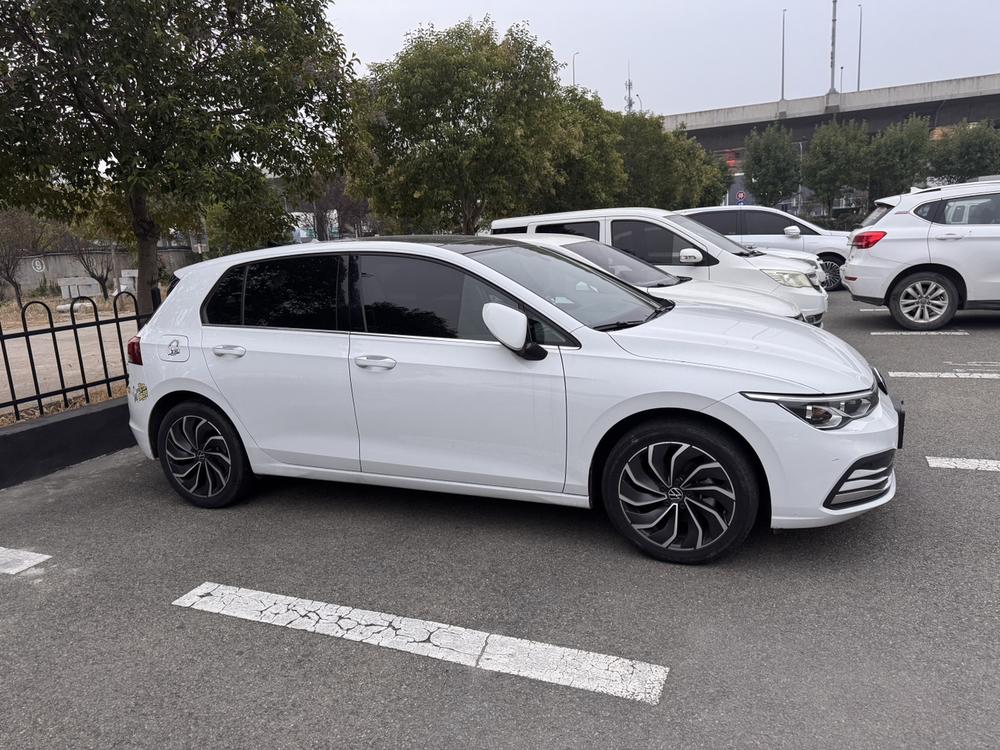 Volkswagen Golf 2023 car image #4