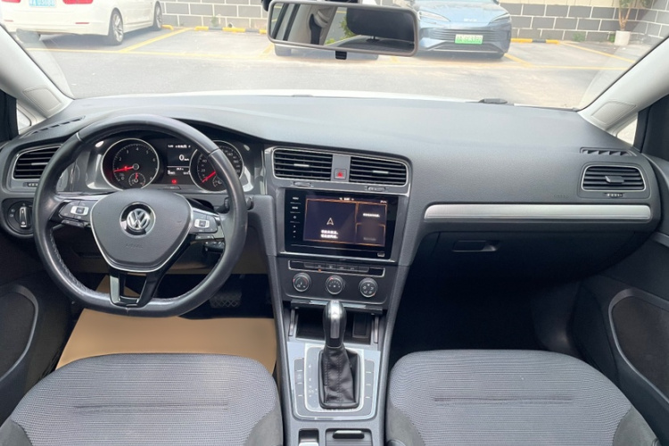 Volkswagen Golf 2019 car image #15