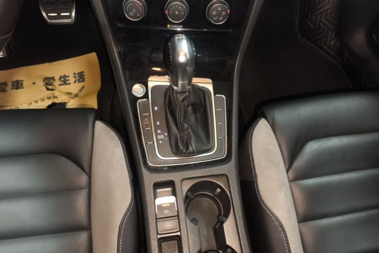 Volkswagen Golf 2020 car image #14