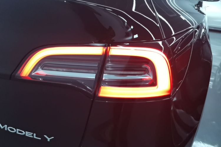 Tesla Model Y 2023 car image #8