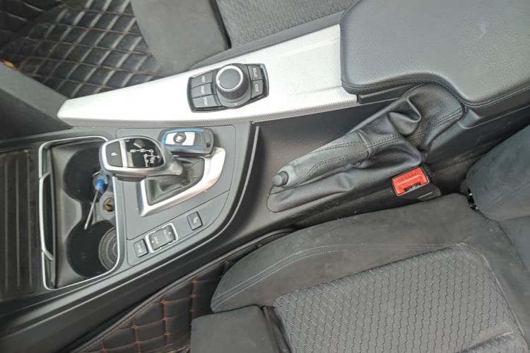 BMW 3 Series 2018 car image #14