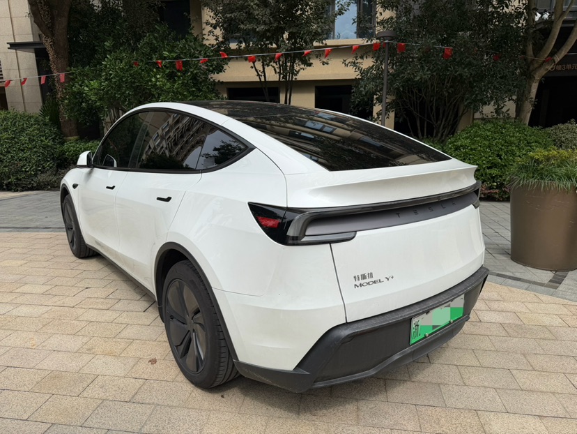 Tesla Model Y 2025 #5 Tesla Model Y 2025 car image #5
