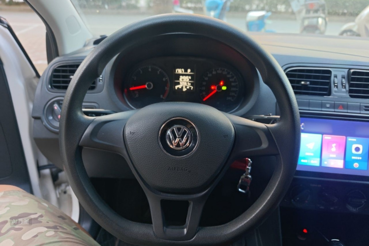 Volkswagen Polo 2016 car image #12