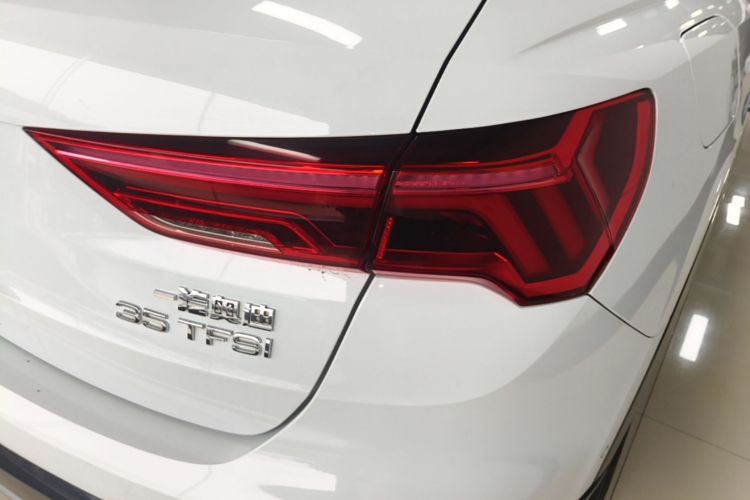 Audi Q3 2020 car image #8