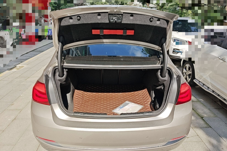 BMW 3 Series 2018 car image #19