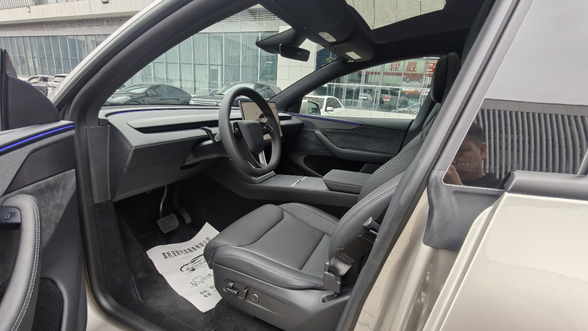 Tesla Model Y L 2026 #4 Tesla Model Y L 2026 car image #4