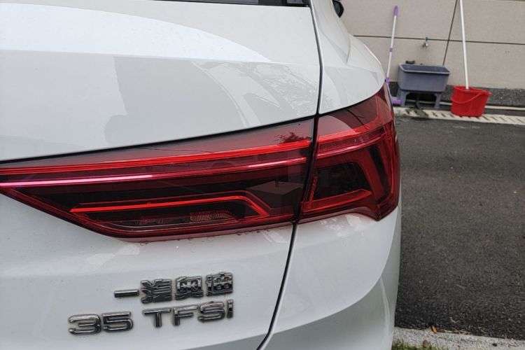 Audi Q3 2020 car image #8