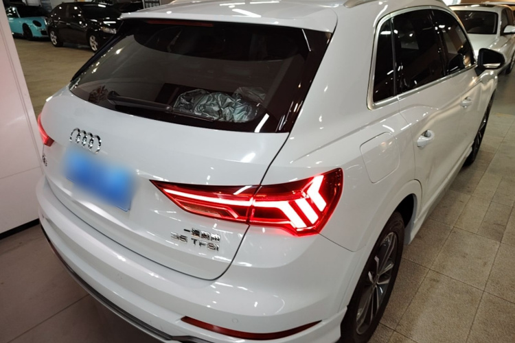 Audi Q3 2022 car image #7