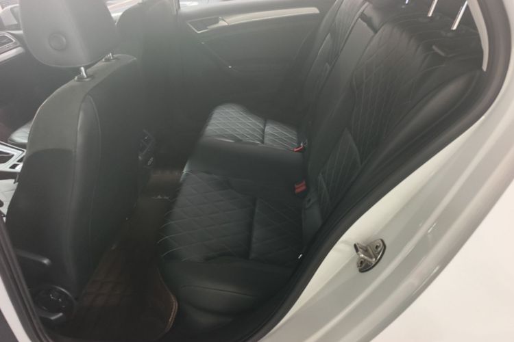 Volkswagen Golf 2019 car image #17