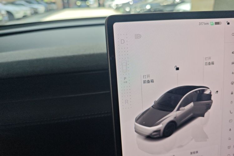 Tesla Model Y 2025 car image #14