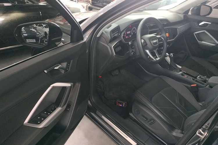 Audi Q3 2020 car image #16