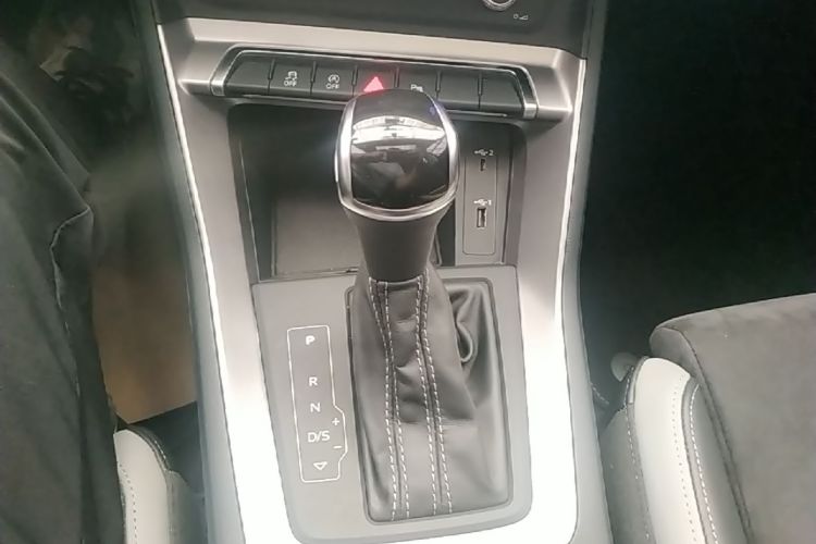 Audi Q3 2019 car image #14