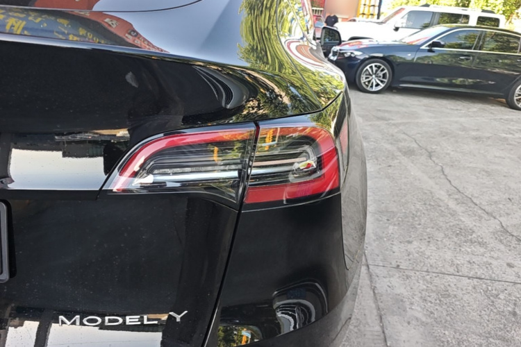Tesla Model Y 2023 car image #8