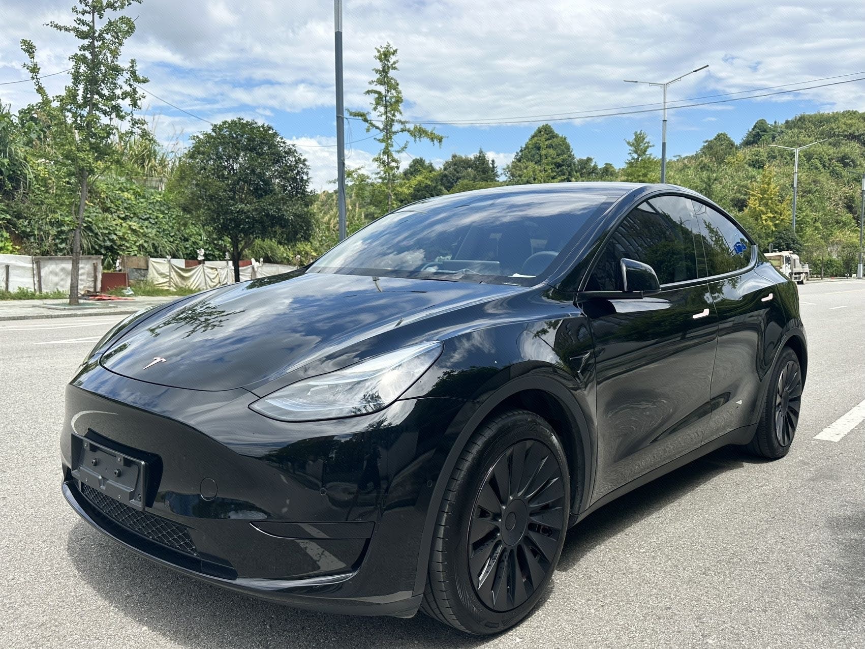 Tesla Model Y 2023 car image 