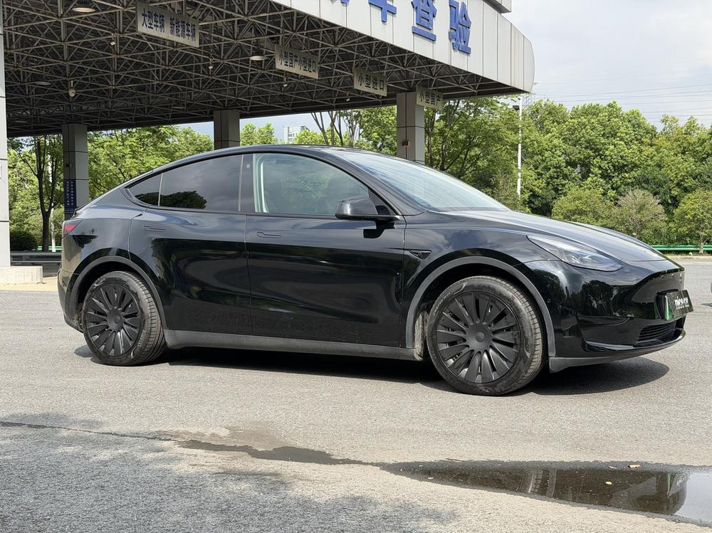 Tesla Model Y 2023 #3 Tesla Model Y 2023 car image #3
