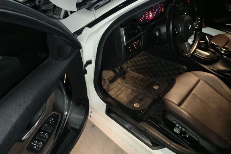 BMW 3 Series 2019 car image #13