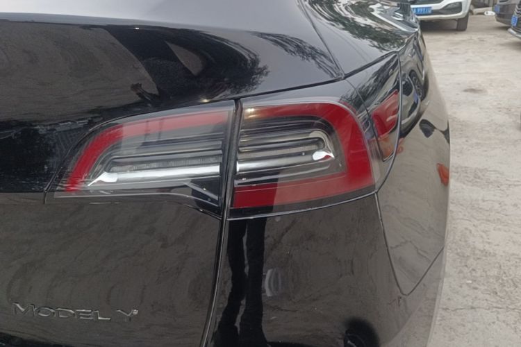 Tesla Model Y 2024 car image #8