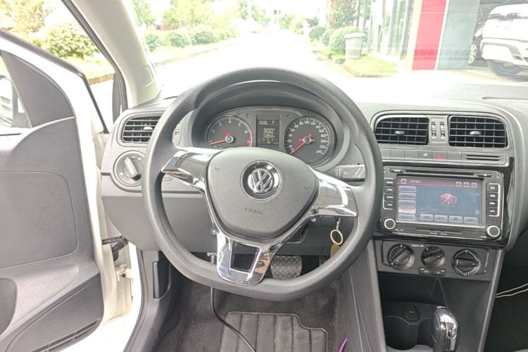 Volkswagen Polo 2016 car image #11