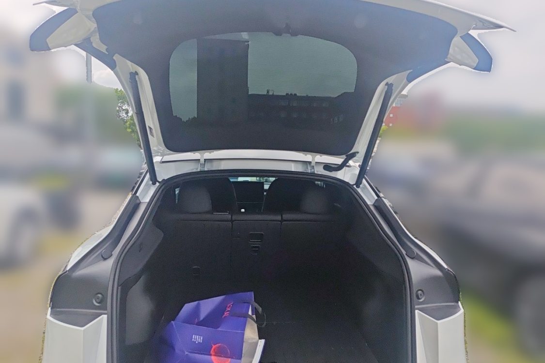 Tesla Model Y 2026 #8 Tesla Model Y 2026 car image #8