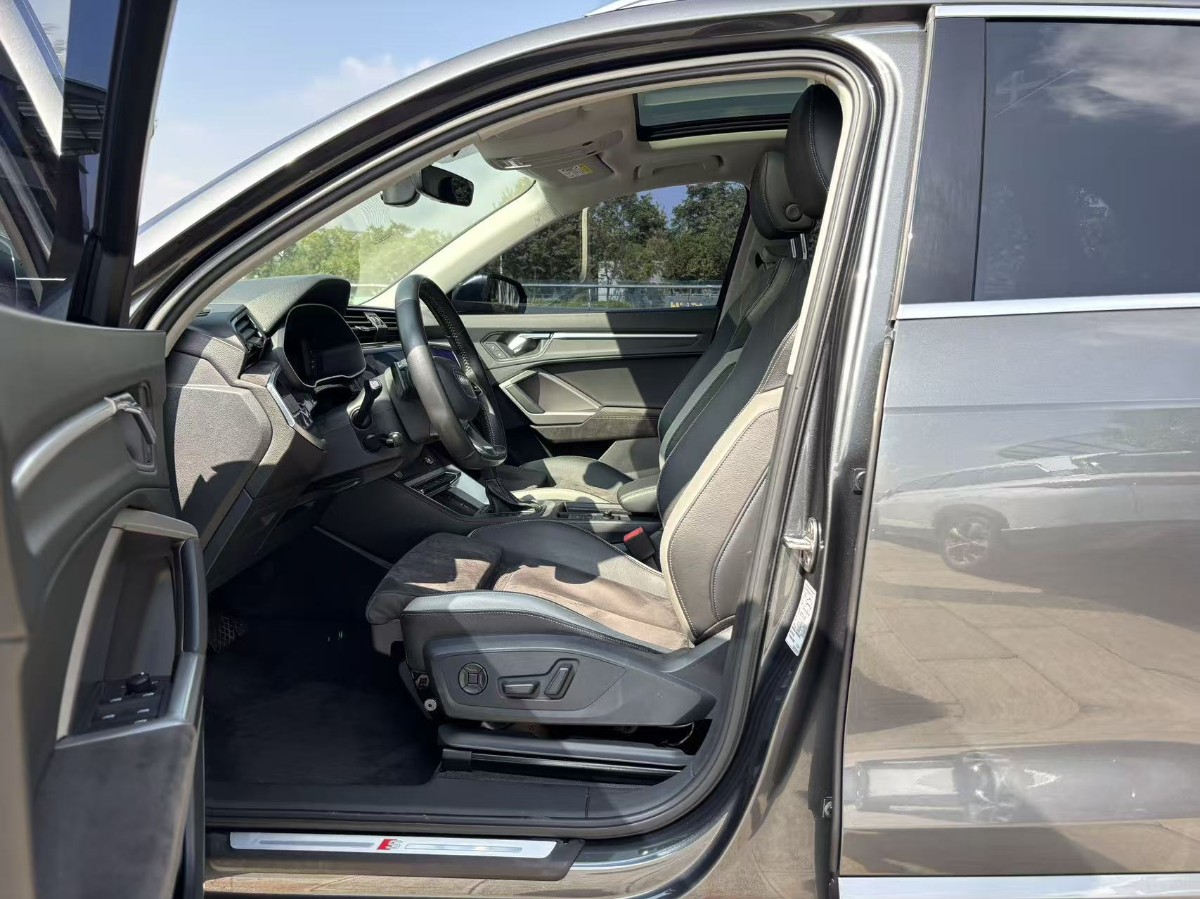 Audi Q3 2019 car image #4