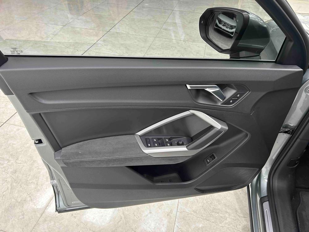 Audi Q3 2022 car image #18