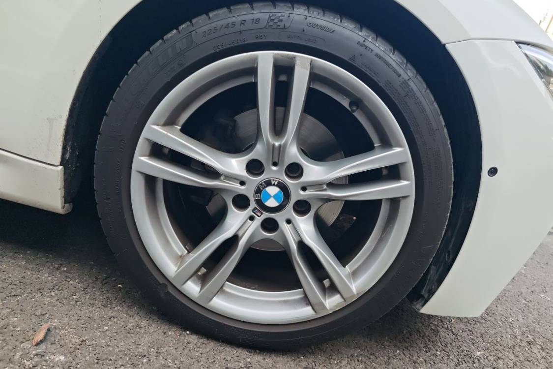 BMW 3 Series 2019 car image #9