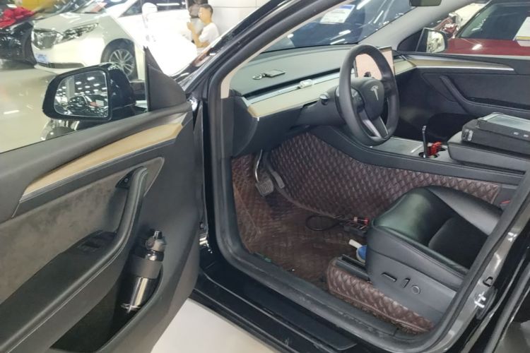 Tesla Model Y 2022 car image #12