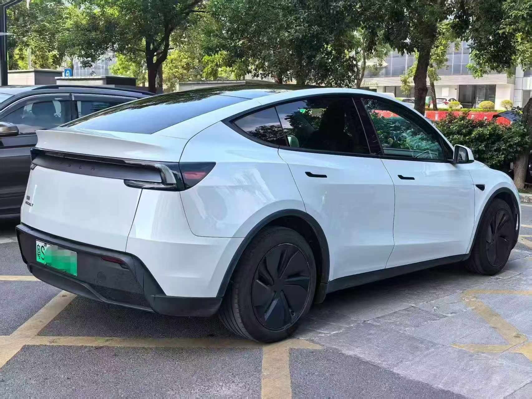 Tesla Model Y 2026 #4 Tesla Model Y 2026 car image #4