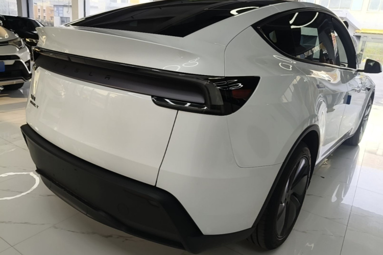 Tesla Model Y 2026 #7 Tesla Model Y 2026 car image #7