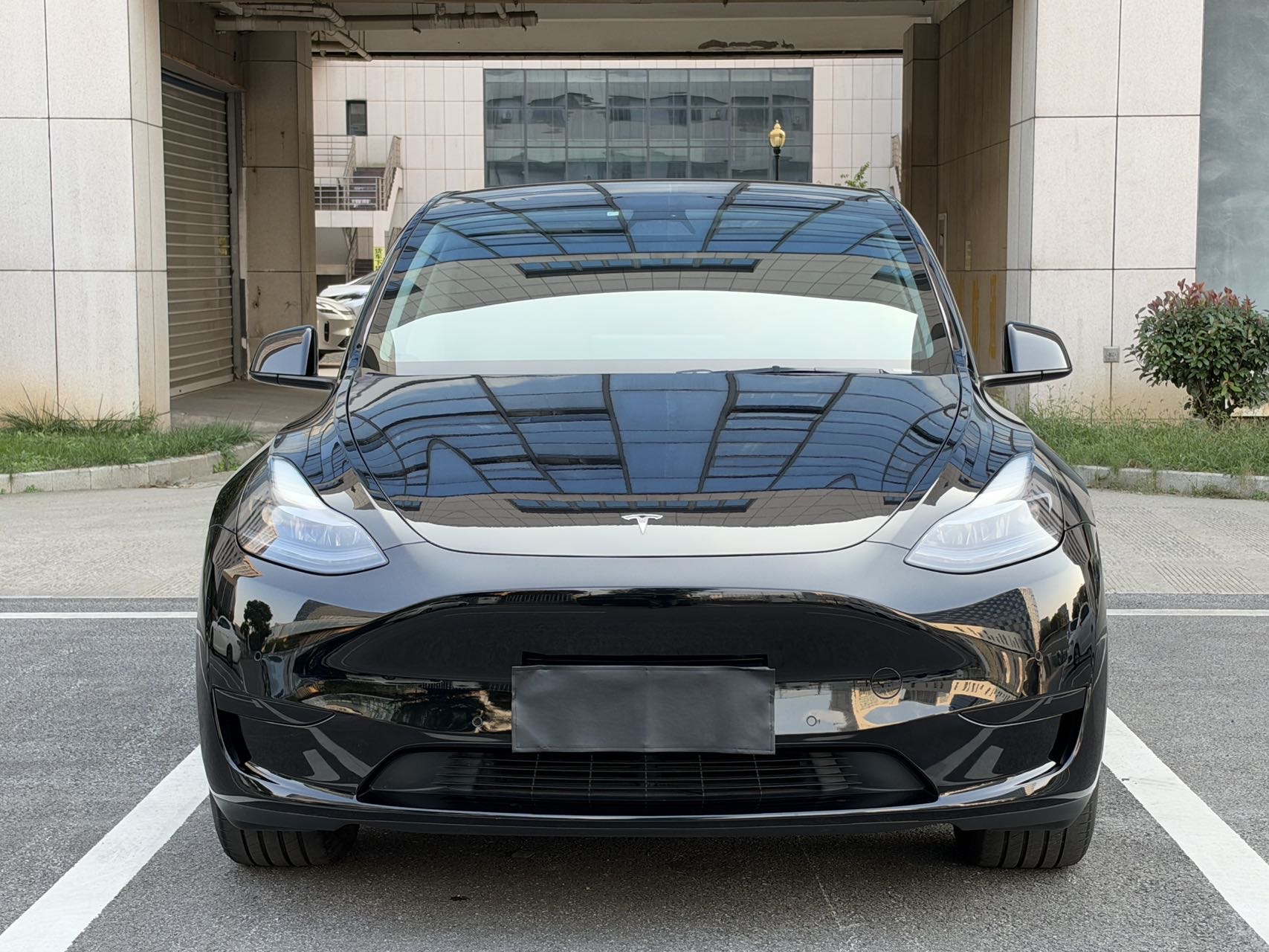Tesla Model Y 2023 car image #2