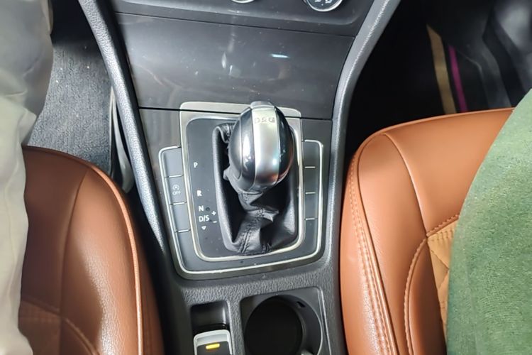 Volkswagen Golf 2018 car image #14