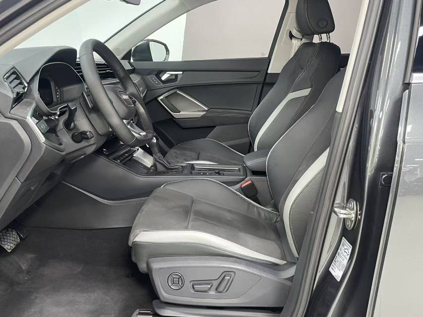 Audi Q3 2023 car image #12