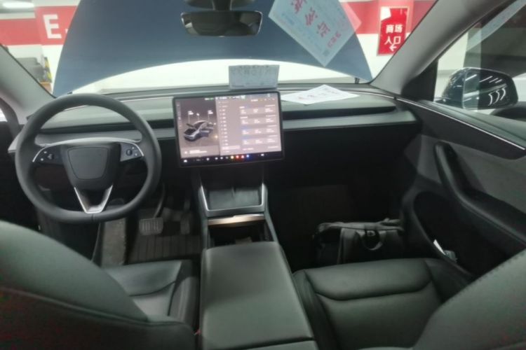 Tesla Model Y 2025 #13 Tesla Model Y 2025 car image #13