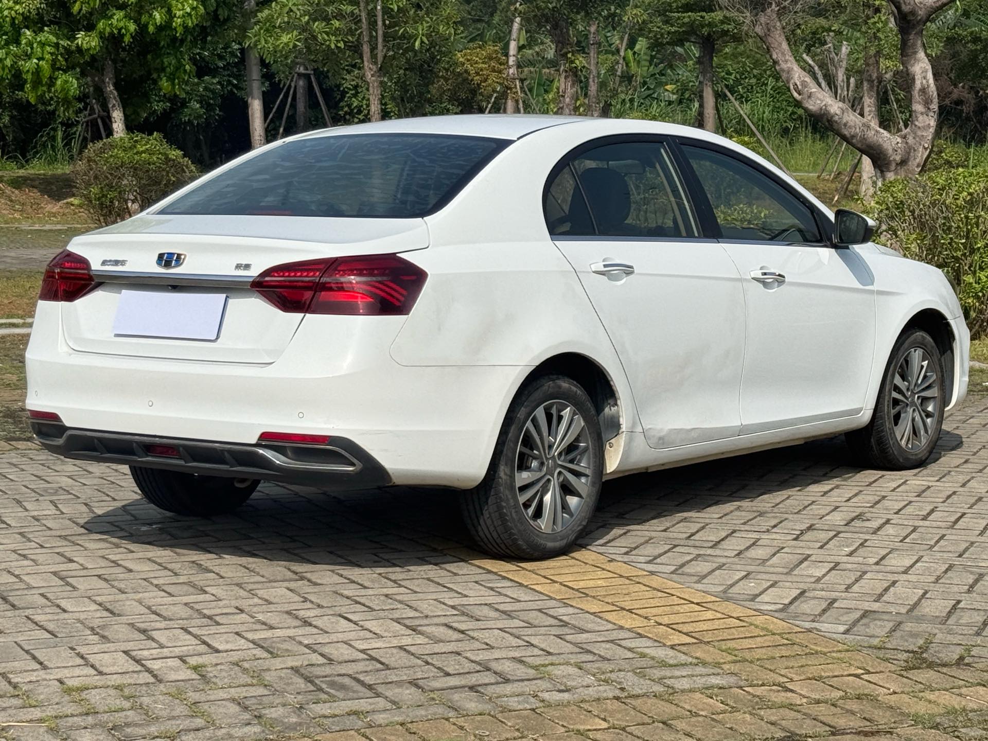 GEELY Emgrand 2019 car image #9