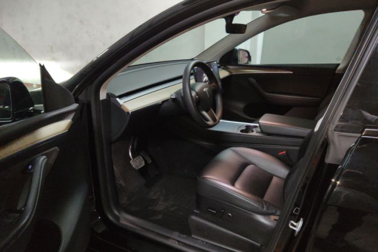 Tesla Model Y 2023 car image #16