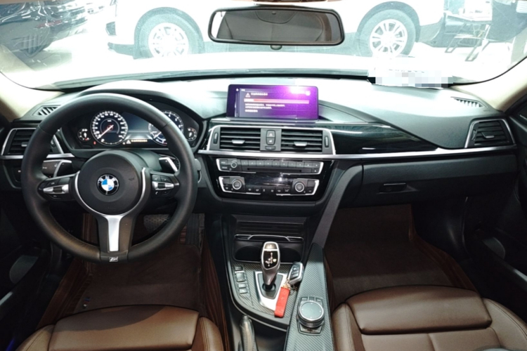 BMW 3 Series 2018 car image #11