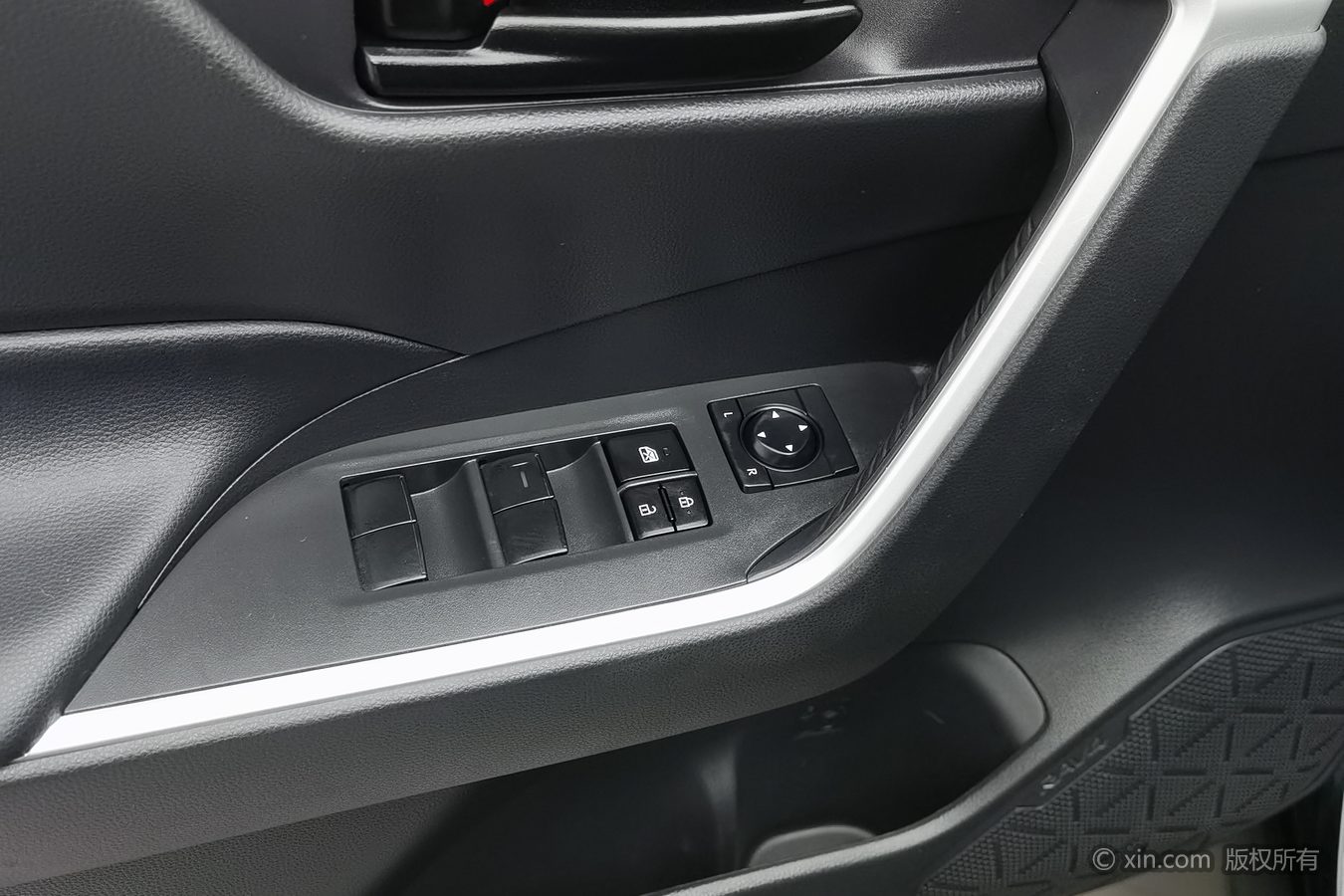 Toyota RAV4 2023 image de voiture #9