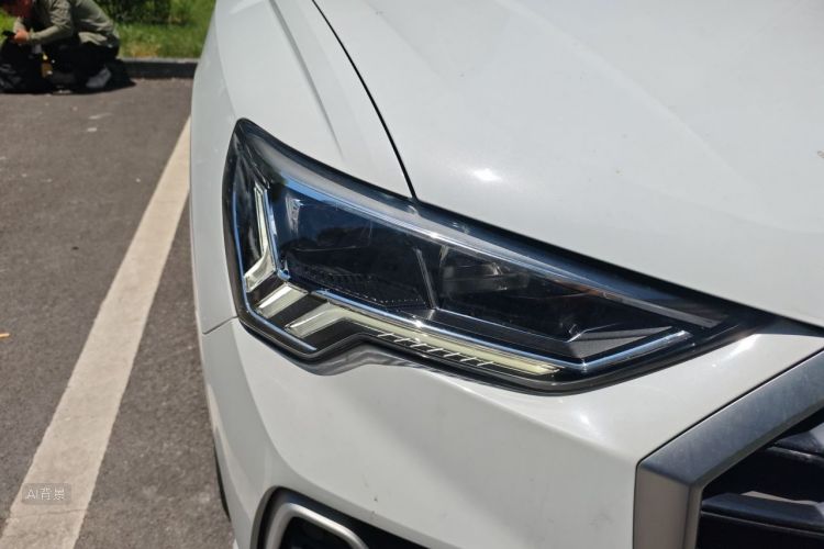 Audi Q3 2022 car image #8