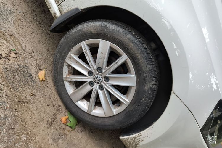 Volkswagen Polo 2015 car image #6