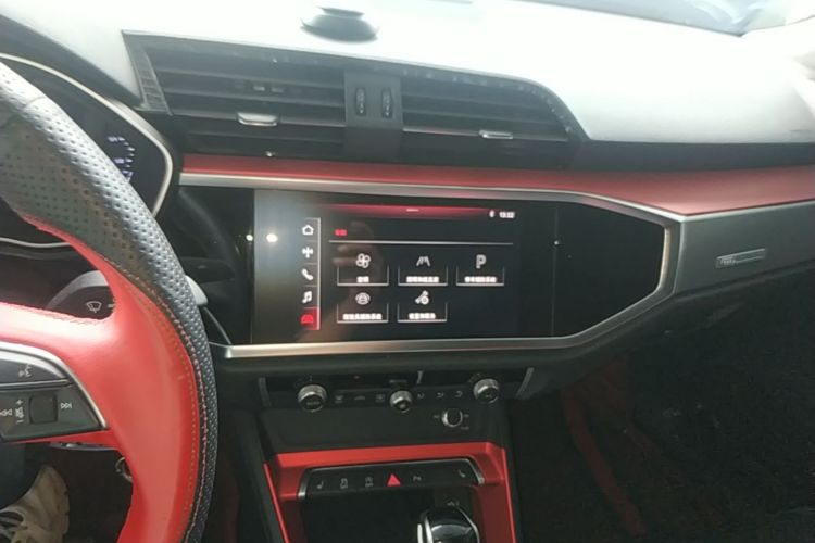 Audi Q3 2020 car image #17