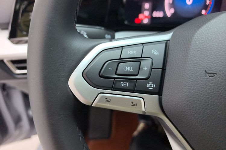 Volkswagen Golf 2023 car image #29
