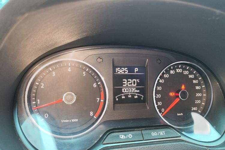 Volkswagen Polo 2015 car image #16