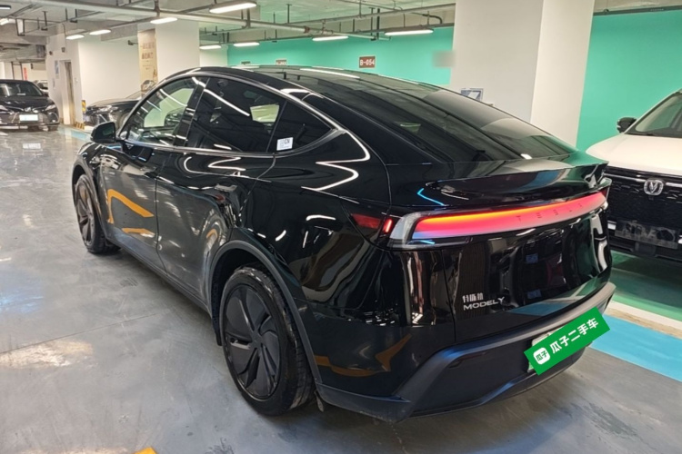 Tesla Model Y 2025 #5 Tesla Model Y 2025 car image #5